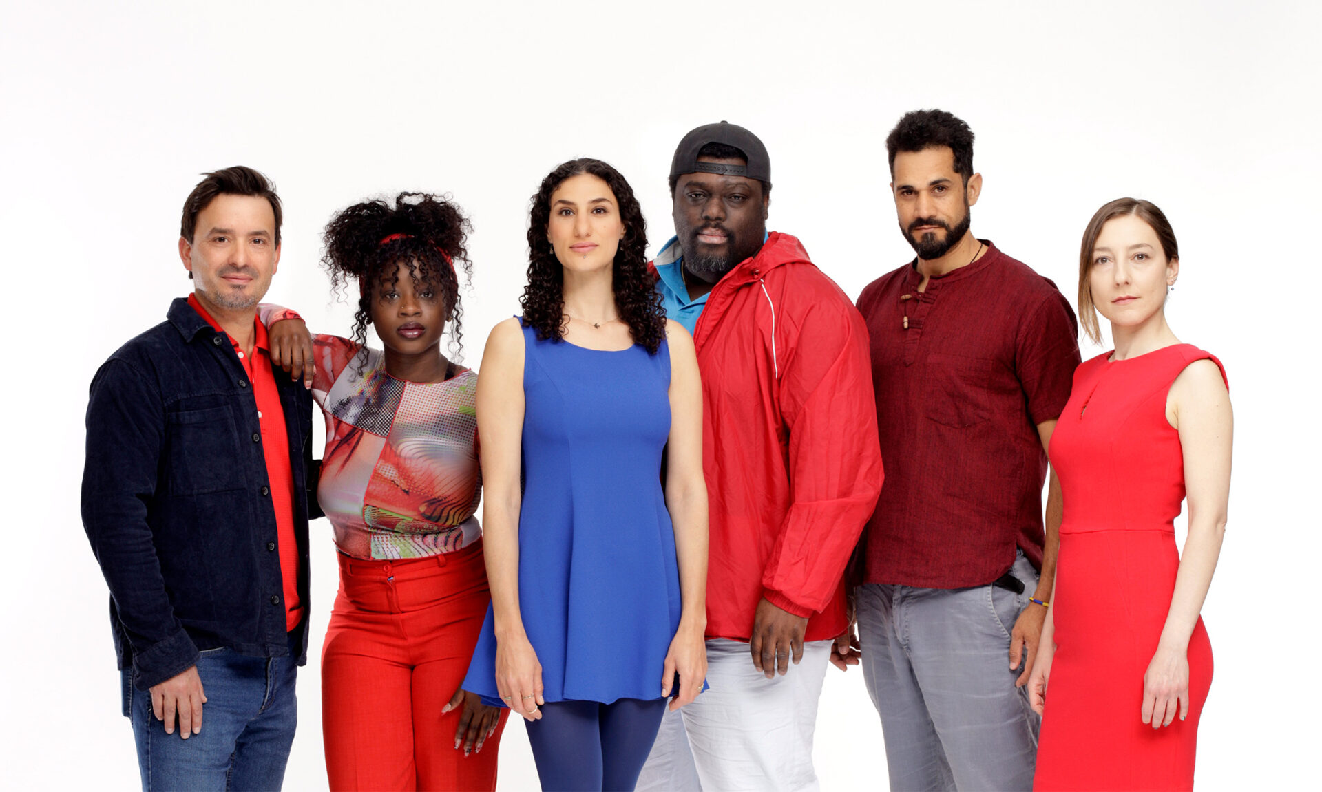 Studiofoto: Darsteller*innen der Extended Cooperation Vol. II, alle stehend, Elikem Anyigba, Neslihan Arol, Selin Kavak, Atilla Oener, Patrick Pinheiro und Vanessa Yeboah